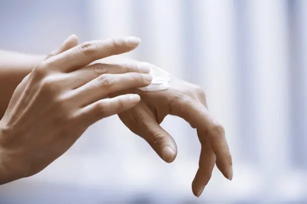 photodune-1Lp874rW-woman-cream-on-hands-sm photodune-1Lp874rW-woman-cream-on-hands-sm