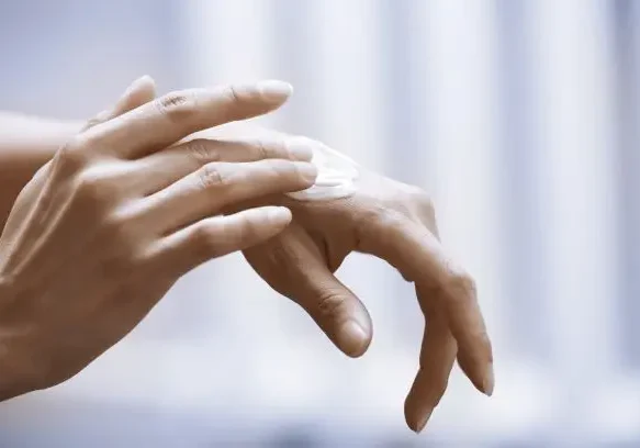 photodune-1Lp874rW-woman-cream-on-hands-sm photodune-1Lp874rW-woman-cream-on-hands-sm